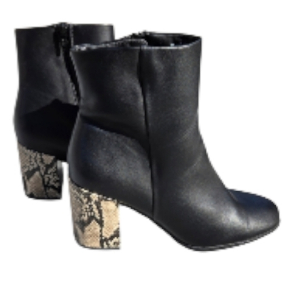 Andrew Geller Sz 9.5 Black Ankle Boots with Snake Print Heel. Vegan